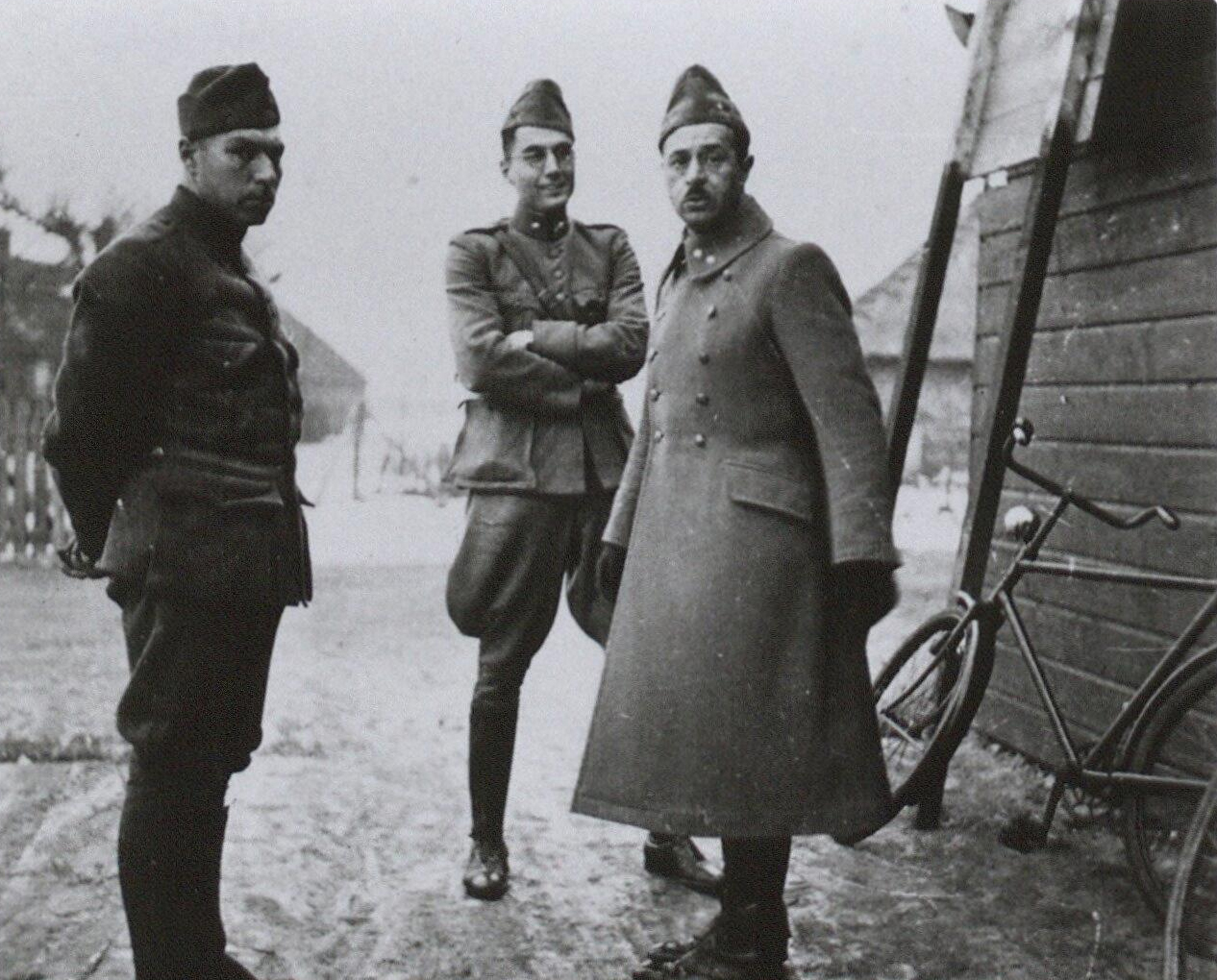 Officers of the 3rd (bicycle) Company, Lt Zouteriks on the right
