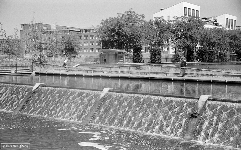 Leica IIIc, Sonnar, Y2 filter, Kodak Double-X
