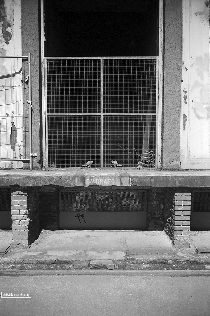 Leica IIIc, Leitz 28mm f/6.3 Hektor, Rollei Retro 80s
