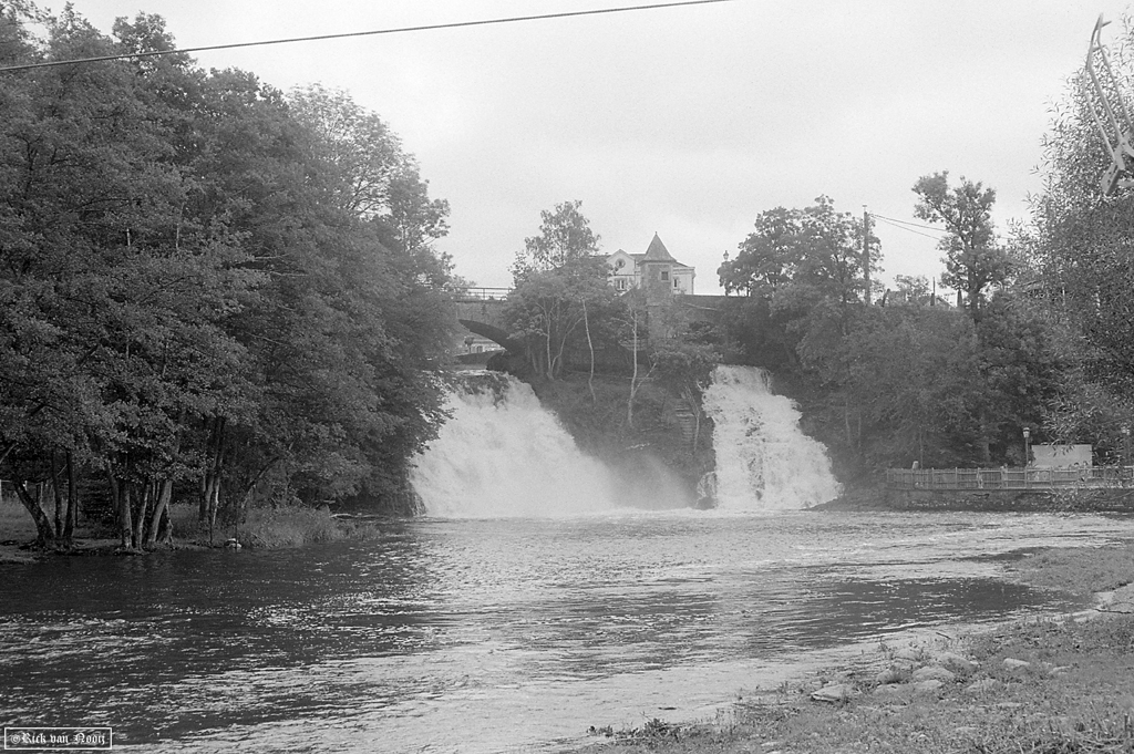 Leica IIIg, 5cm f/2 Summicron, Kodak 5222
