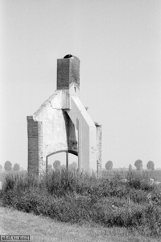 9cm f/4 Elmar, Orange Filter, Agfa APX100
