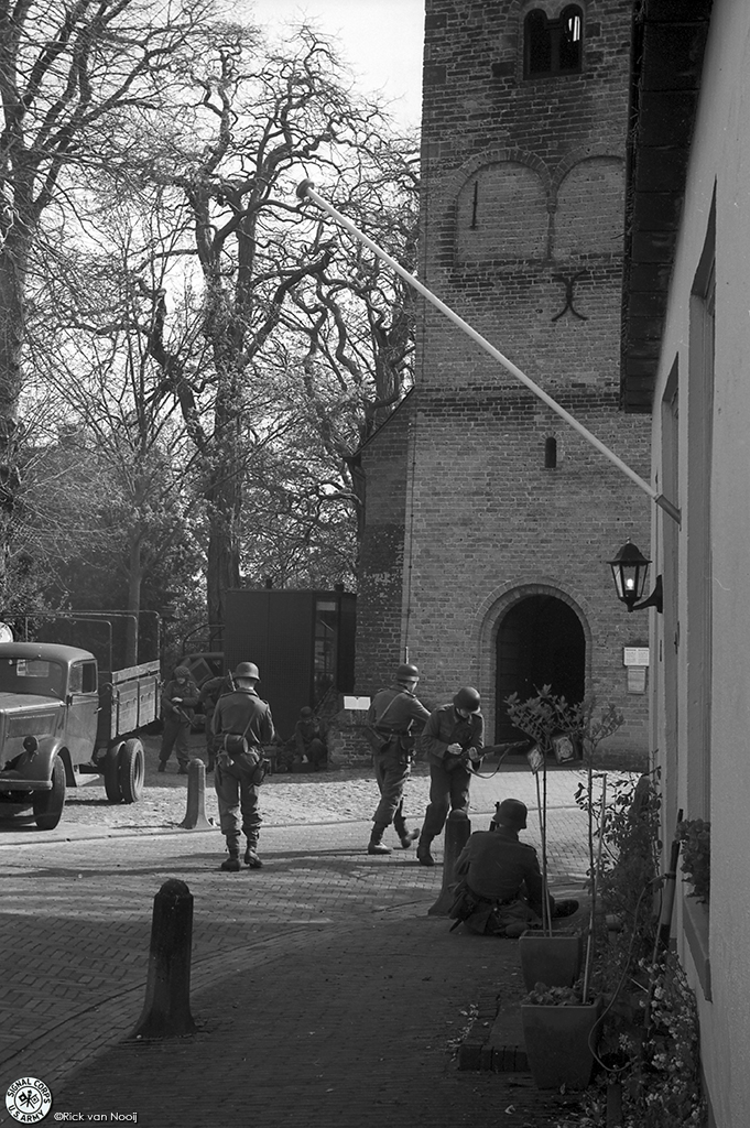 Leica IIIc, 50/2 Summitar, Y2 Filter, Rollei Retro 80s
