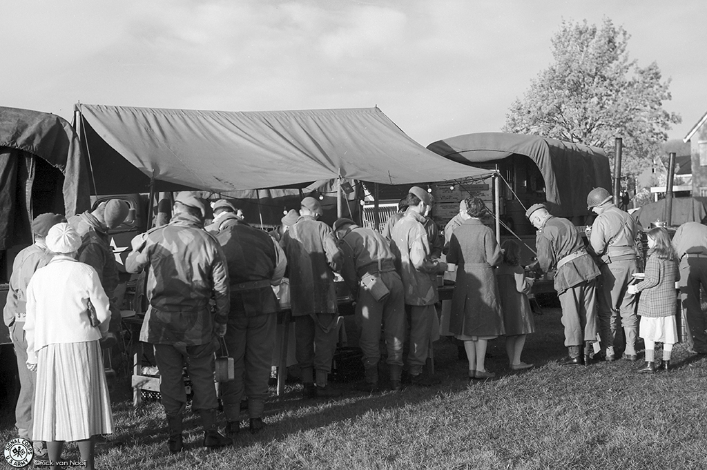 Leica IIIc, 50/2 Summitar, Y2 Filter, Rollei Retro 80s
