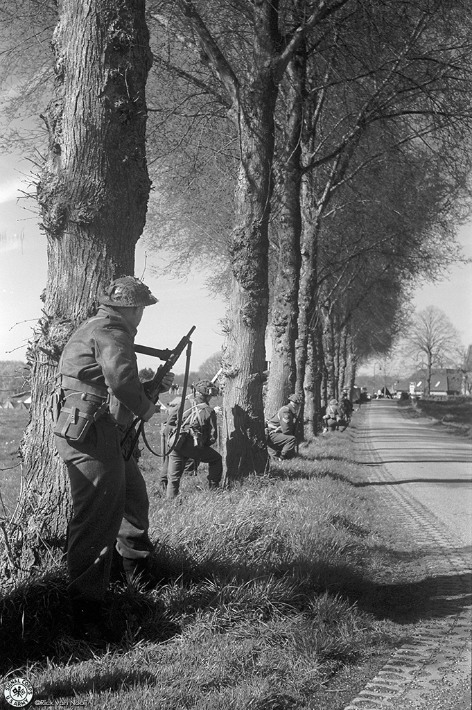 Zeiss Contax II, 50/1.5 Sonnar, Y2 filter, Fomapan 100
